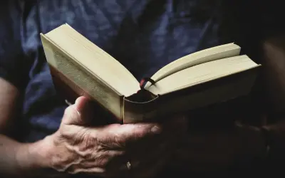Fenomen Remigiusza Mroza: Anatomia bestsellerów w polskiej literaturze kryminalnej