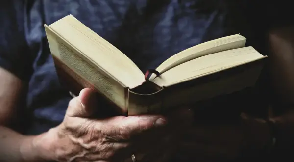 Fenomen Remigiusza Mroza: Anatomia bestsellerów w polskiej literaturze kryminalnej
