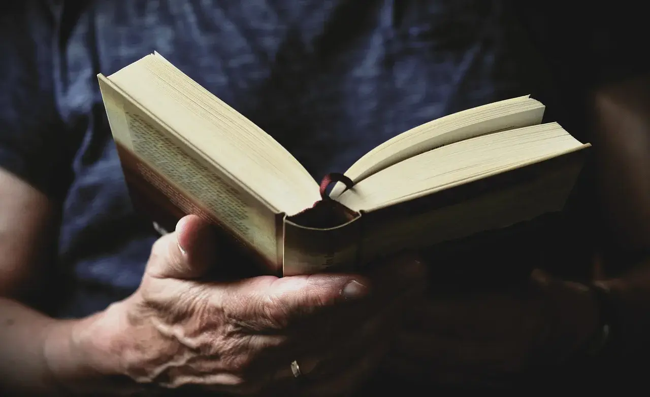 Fenomen Remigiusza Mroza: Anatomia bestsellerów w polskiej literaturze kryminalnej